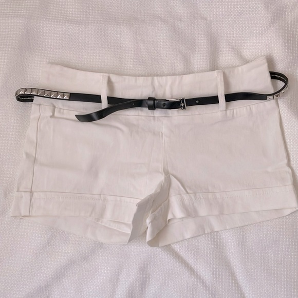 White low rise mini shorts with belt - Picture 1 of 8